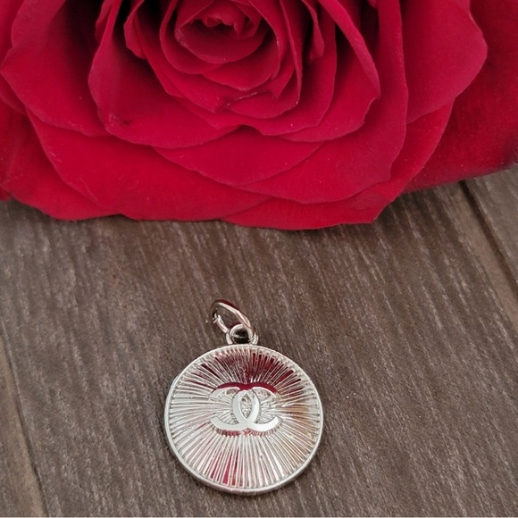 🛍️SOLD🛍️ Chanel Starburst Bag Charm - Picture 2 of 4
